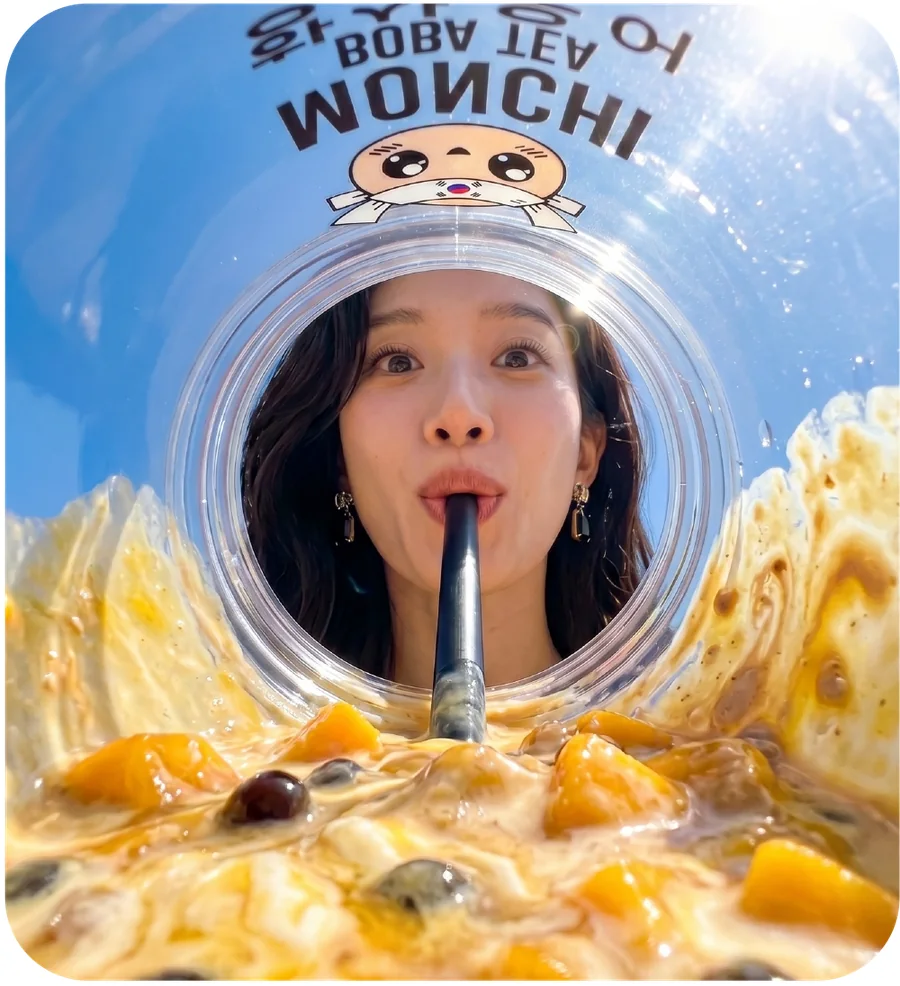 Chica bebiendo un Monchi Boba Tea